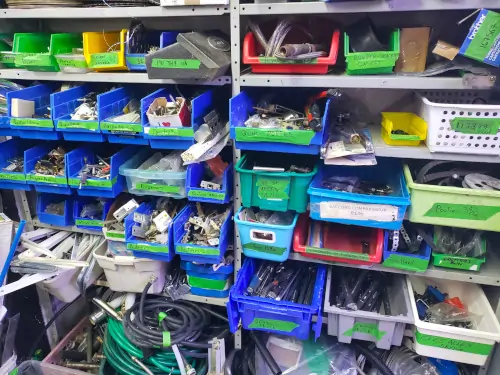 Rayonnage de quincaillerie en vrac organisé dans des bacs en plastique chez Recyborg
